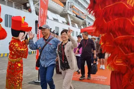 Primer crucero internacional llega al puerto de Ha Long en Tet 2024
