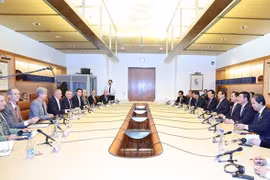 Premier sostiene conversaciones con su homólogo australiano