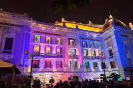 Fascinantes espectáculos nocturnos en Gran Teatro de Ópera de Hanoi atraen a turistas