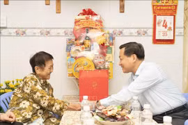 Entregan obsequios a personas desfavorecidas en provincia vietnamita por Tet