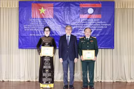 Entregan distinciones honoríficas de Laos a individuos y colectivos médicos vietnamitas