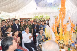 Dirigentes vietnamitas participan en festival tradicional de Laos en Hanoi