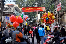 En Hanoi celebran mercado centenario en vísperas del Tet 2024