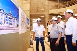 Premier visita Centro de mando de Policía y revisa la construcción de casa cultural en Phu Tho