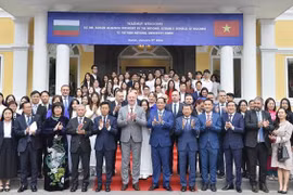 Presidente parlamentario de Bulgaria visita Universidad Nacional de Hanoi