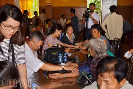 Doctores vietnamitas efectúan programa médico gratuito en Camboya