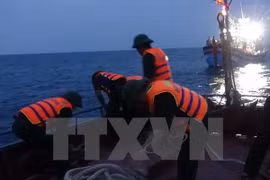 Regresan a tierra pescadores vietnamitas accidentados en el mar