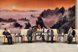 Pham Van Chuong, vicepresidente de la Unión de Organizaciones de Amistad de Vietnam, y Wan Gang, vicepresidente de la Conferencia Consultativa Política del Pueblo Chino 