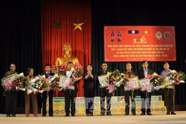 Conceden decoraciones de Laos a soldados voluntarios vietnamitas