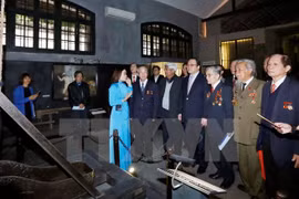  Rinden tributos a excombatientes encarcelados en Hoa Lo