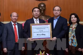 Reciben ayuda financiera destinada a víctimas de inundaciones en Vietnam