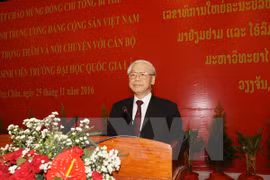 Líder partidista de Vietnam intercambia con universitarios de Laos