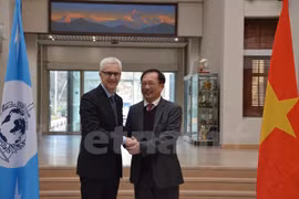El viceministro vietnamita de Seguridad Pública, Nguyen Van Thanh, y el secretario general de la Interpol, Jürgen Stock