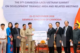 Entregan arroz a favor de los vietnamitas en Camboya