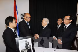 Máximos dirigentes de Vietnam rinden tributo a Fidel Castro