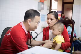 Médicos vietnamitas ofrecen medicamentos gratuitos a veteranos laosianos