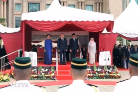 El primer ministro de Malasia, Anwar Ibrahim, y su esposa presiden la ceremonia de bienvenida al secretario general del Partido Comunista de Vietnam y su esposa. (Fuente: VNA)