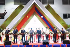 El embajador vietnamita en Laos, Nguyen Ba Hung, y los delegados cortan cinta de inauguración. (Fuente: VNA)