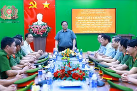 El primer ministro Pham Minh Chinh sostiene una reunión de trabajo con la policía del distrito de Krong Pac. (Fuente: VNA)