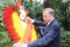 El secretario general del Partido Comunista y presidente de Vietnam, To Lam, deposita flores ante la tumba del mártir Pham Hong Thai. (Fuente: VNA)