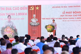El primer ministro de Vietnam, Pham Minh Chinh, lanza una campaña de emulación para completar tres mil kilómetros de autopista en 500 días y noches. (Fuente: VNA)