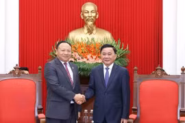 El miembro del Buró Político, integrante permanente del Secretariado del Comité Central del Partido Comunista de Vietnam y jefe de la Comisión de Control Disciplinario, Tran Cam Tu, recibe al secretario del Comité Central de la Unión de la Juventud Popular Revolucionaria de Laos, Monexay Laomoaxong. (Fuente: VNA)