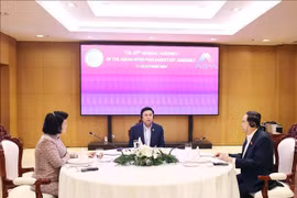 El presidente de la Asamblea Nacional de Vietnam, Tran Thanh Man, y sus homólogos de Laos, Saysomphone Phomvihane, y de Camboya, Khuon Sudary, sostienen un desayuno de trabajo. (Fuente: VNA)