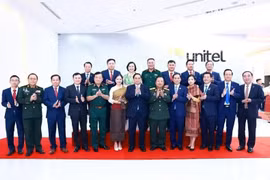 El primer ministro de Vietnam, Pham Minh Chinh, y funcionarios y empleados de Unitel. (Fuente: VNA)