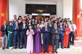 El secretario general del Partido Comunista de Vietnam, To Lam, y su esposa y representantes de la comunidad vietnamita en Malasia. (Fuente: VNA)