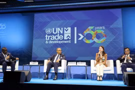 La viceministra de Relaciones Exteriores Nguyen Minh Hang habla en una sesión de debate del Foro de Líderes Mundiales. (Fuente: VNA)