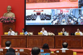 Presidente del Parlamento vietnamita dialoga con votantes en Hau Giang. (Fuente: VNA)