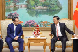 El viceprimer ministro de Vietnam Tran Hong Ha )derecho) recibe al director ejecutivo del grupo chino Geely Auto, Gan Jiayue. (Fuente: VNA)