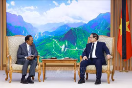 El primer ministro Pham Minh Chinh recibe en Hanoi al asesor de Seguridad Nacional de la India, Ajit Doval, en ocasión de su visita a Vietnam para asistir a la ceremonia fúnebre del secretario general del Partido Comunista Nguyen Phu Trong. (Fuente: VNA)