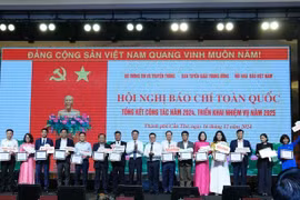 El editor en jefe del periódico electrónico VietnamPlus, Tran Tien Duan, (tercer desde la derecha) recibe un certificado dedicado a la unidad con excelente transformación digital. (Fuente: VNA)