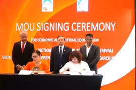 La firma de acuerdo de cooperación entre el Instituto de Investigación de Emprendedores Vietnam-ASEAN y la Asociación Malasia-Vietnam. (Fuente: VNA)