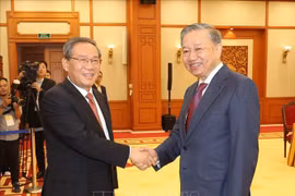 El secretario general del Partido Comunista y presidente de Vietnam, To Lam, (derecha) y el primer ministro de China, Li Qiang. (Fuente: VNA)