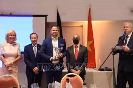 El embajador vietnamita en Bélgica, Nguyen Van Thao, entrega copa al ganador. (Fuente: VNA)