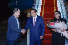 El subjefe de la Oficina Gubernamental, Nguyen Sy Hiep, recibió al primer ministro Pham Minh Chinh y su esposa en el aeropuerto de Noi Bai, Hanoi. (Fuente: baochinhphu.vn)