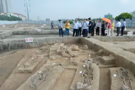Expertos en investigación y medios de comunicación visitan las excavaciones en Vuon Chuoi. (Foto: Vietnam+)