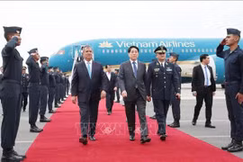 El presidente Luong Cuong llega al aeropuerto internacional de Jorge Chávez en Lima, iniciando su visita oficial a Perú y participación en la Semana de Alto nivel del Foro de Cooperación Económica Asia-Pacífico (APEC) 2024. (Fuente: VNA)