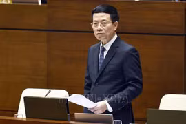 El ministro de Información y Comunicación, Nguyen Manh Hung, responde a los diputados. (Fuente: VNA)