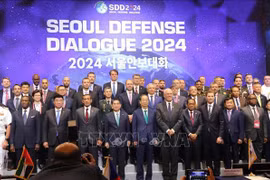 El primer ministro de Corea del Sur, Han Duck Soo, y jefes de delegaciones de defensa de los países participantes. (Fuente: VNA)