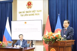 El presidente de la Asamblea Nacional de Vietnam, Tran Thanh Man, habla en el encuentro con la comunidad vietnamita en Rusia. (Fuente: VNA)