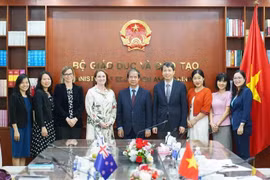 El ministro de Educación y Formación de Vietnam, Nguyen Kim Son, la Embajadora Caroline Beresford y miembros de ambas partes en la reunión. (Foto: Vietnam+)