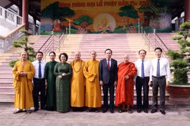 El viceprimer ministro Tran Luu Quang visita y felicita a dignatarios y monjes en la Oficina 2 de la Sangha Budista de Vietnam. (Fuente: VNA)