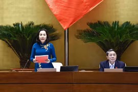 La vicepresidenta de la Asamblea Nacional, Nguyen Thi Thanh, dirige la sesión de debate. (Fuente: VNA)
