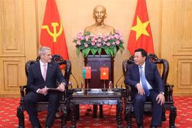 El miembro del Buró Político y presidente de la Academia Nacional de Política Ho Chi Minh (HCMA), Nguyen Xuan Thang, recibe al embajador de Bielorrusia en Hanoi, Uladzimir Baravikou. (Fuente: VNA)