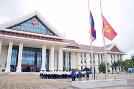 Ceremonia de izamiento a media asta de bandera en la Oficina Central del Partido Democrático Popular de Laos. (Foto: VNA)