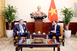 El ministro de Relaciones Exteriores de Vietnam, Bui Thanh Son, recibe a Miguel Mejia, secretario general del Movimiento Izquierda Unida (MIU) y ministro para Políticas de Integración Regional de República Dominicana. (Fuente: VNA)