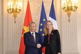 El secretario general del Partido Comunista y presidente de Vietnam, To Lam, y la presidenta de la Asamblea Nacional de Francia, Yael Braun-Pivet. (Fuente: VNA)